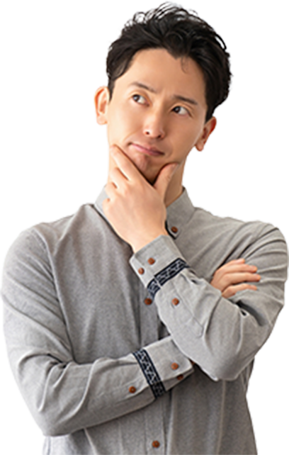 首を傾げるスーツ姿の男性